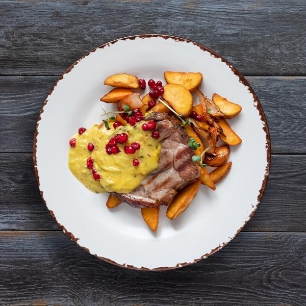 Буженина с финским соусом картофелем и брусникой