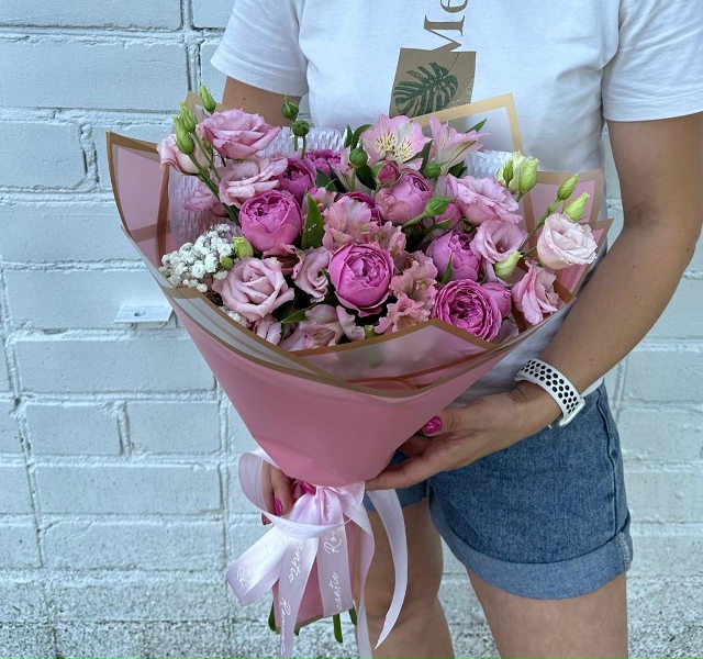 Шикарный букет из кустовой пионовидной розы