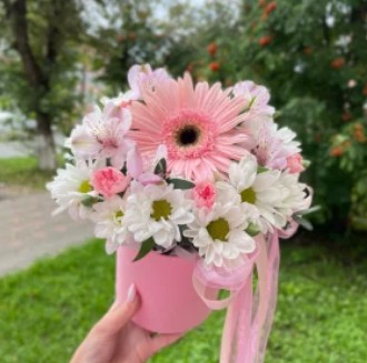 Композиция " Бабочки в руках"