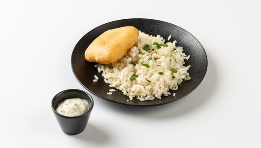 Филе-кусочки трески атлантической в кляре с рисом и чесночным соусом