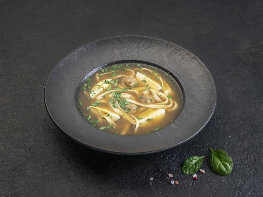 Суп-лапша с куриными фрикадельками и яйцом