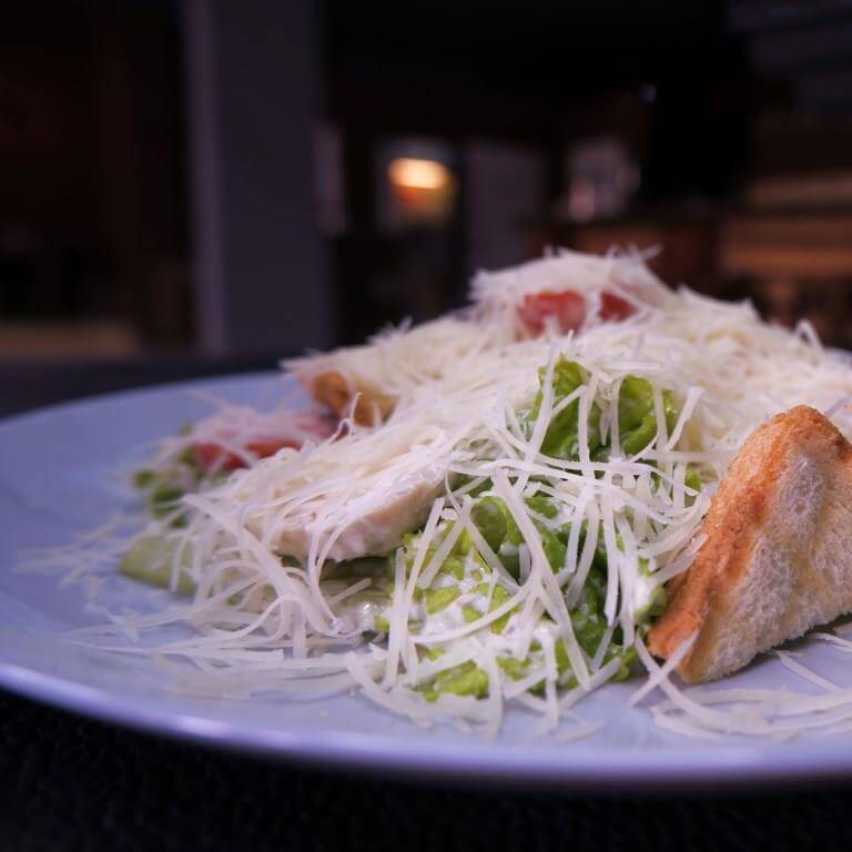 Салат Цезарь с курицей