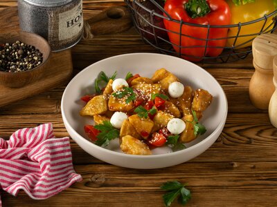 Салат с хрустящими баклажанами и сливочным сыром