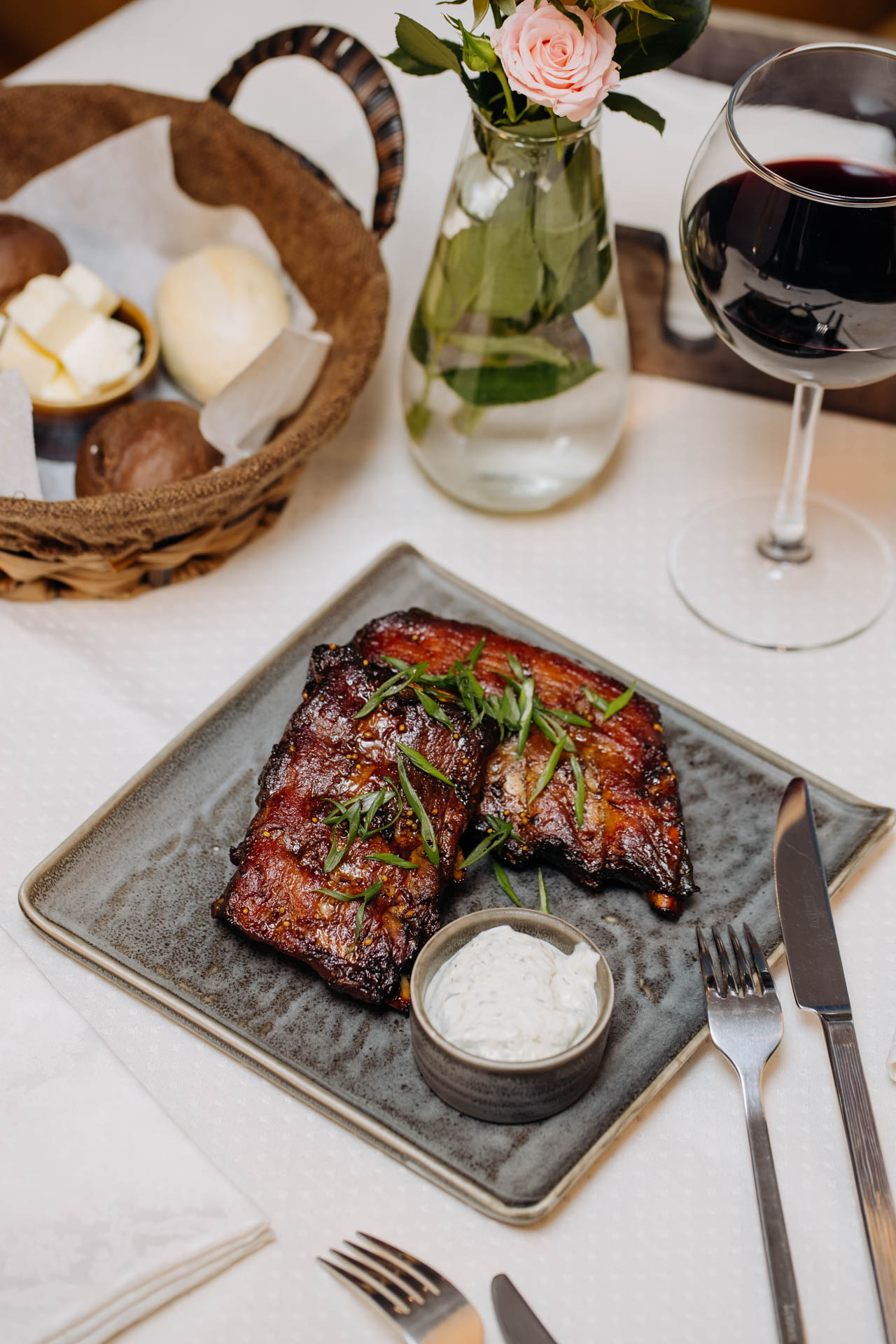 Свиные ребрышки в медово-горчичном маринаде  и соусом BBQ