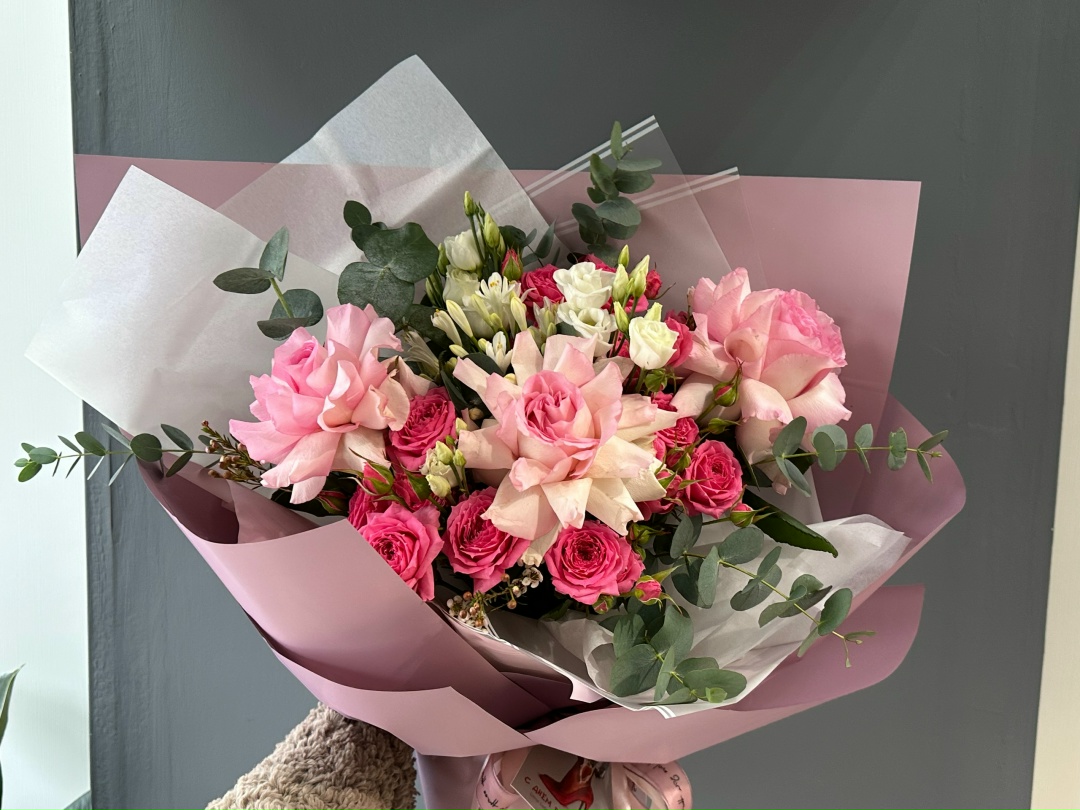 Шикарный букет из французских и пионовидных розочек