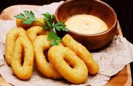 Кольца кальмара с соусом