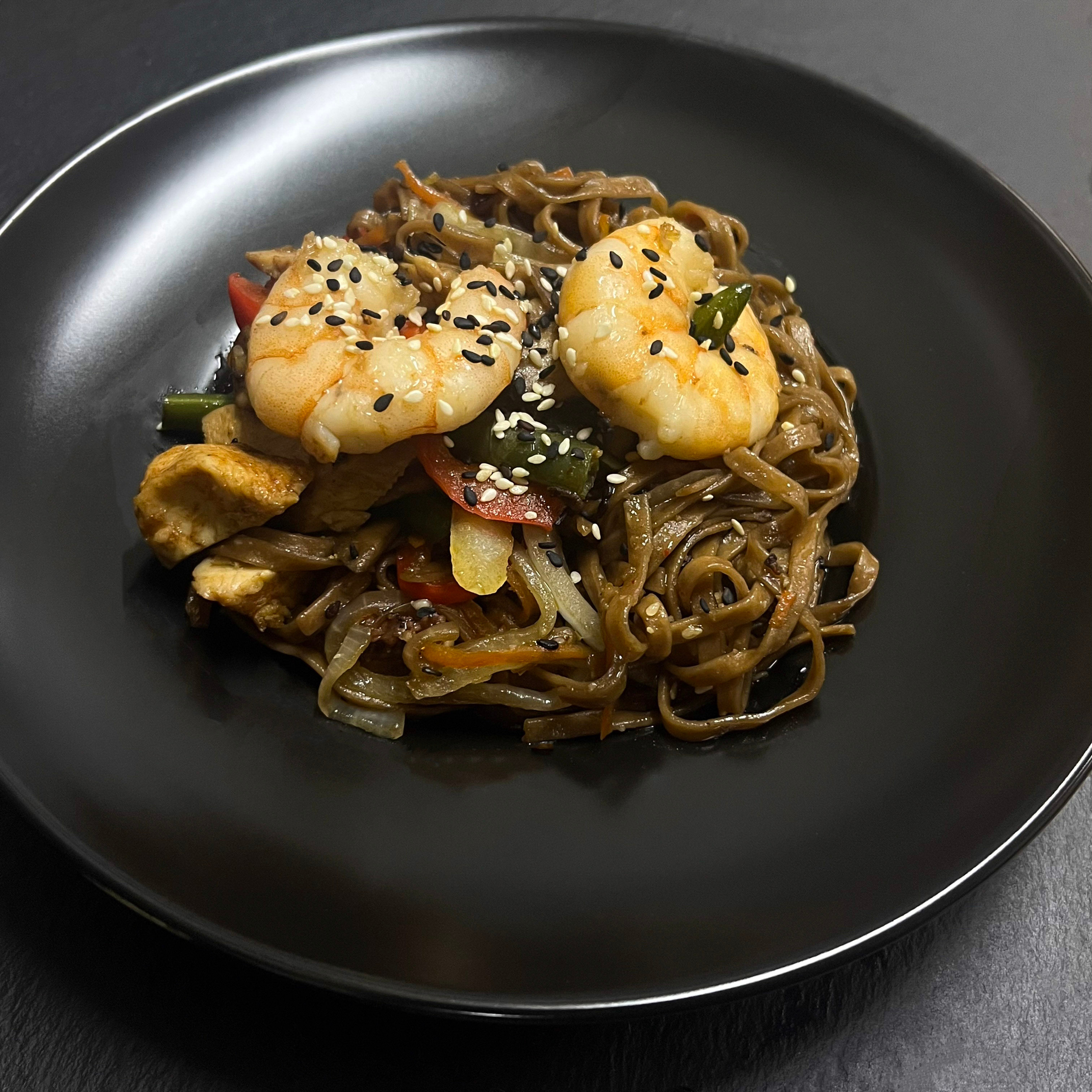 Соба с курицей и креветками