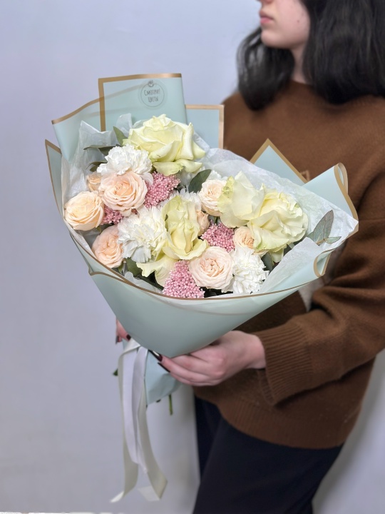 Букет с эквадорскими розами ,кустовыми розами ,хризантемой ,диантусами и озотамнусом