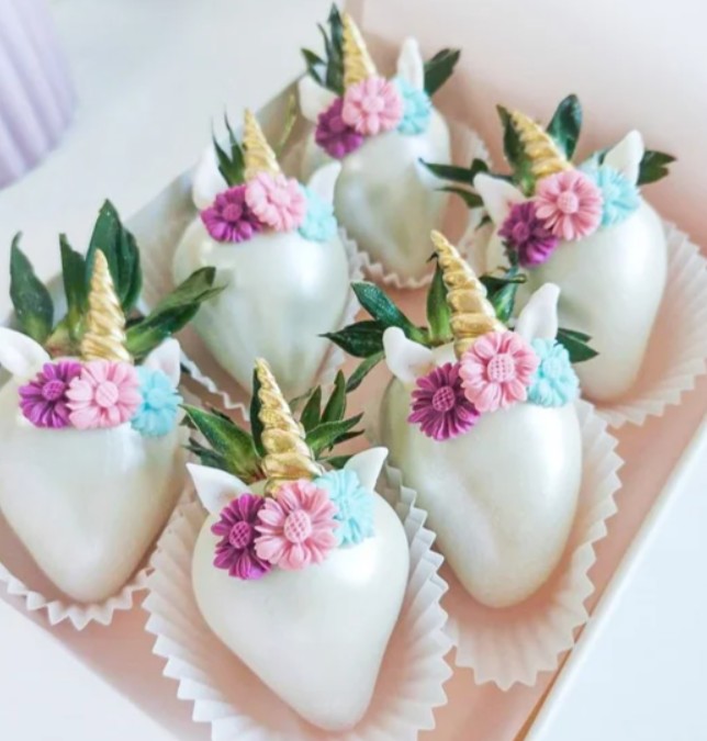 Набор клубники в шоколаде Единорожки 6 шт