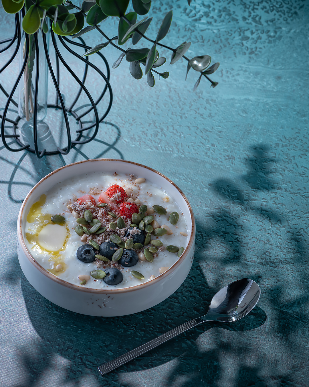 Каша рисовая с ягодами, орехами и тыквенными семечками