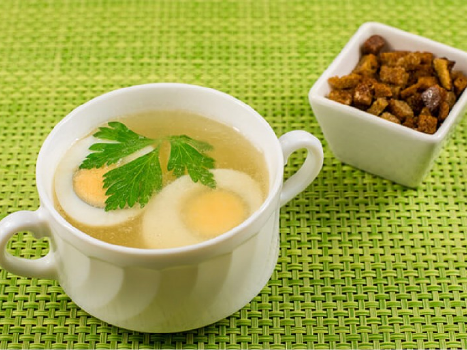 Бульон куриный с яйцом и сухариками