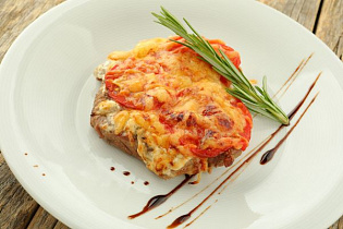 Судак, запечённый с помидором и сыром