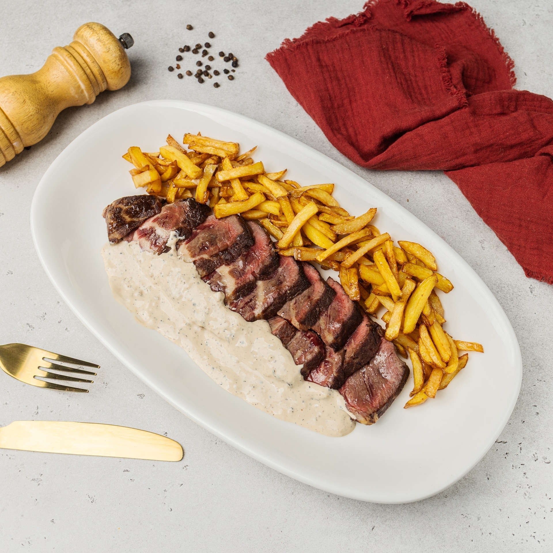 Стейк из говяжьей вырезки с жареной картошкой и перечным соусом