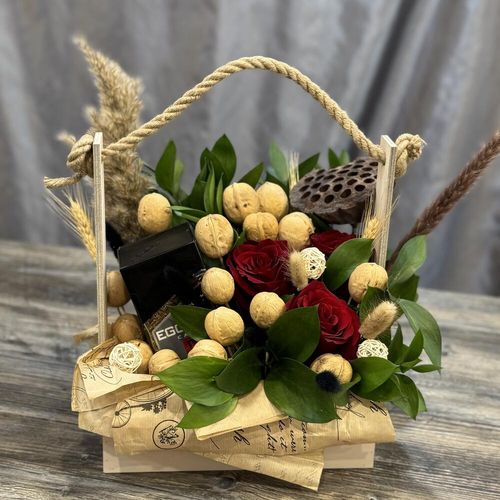 Цветы с кофе и орешками в деревянном ящике (к1331)