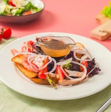 Салат с копчёной курицей и томл. картоф.