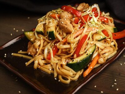 Вок с лапшой и курицей