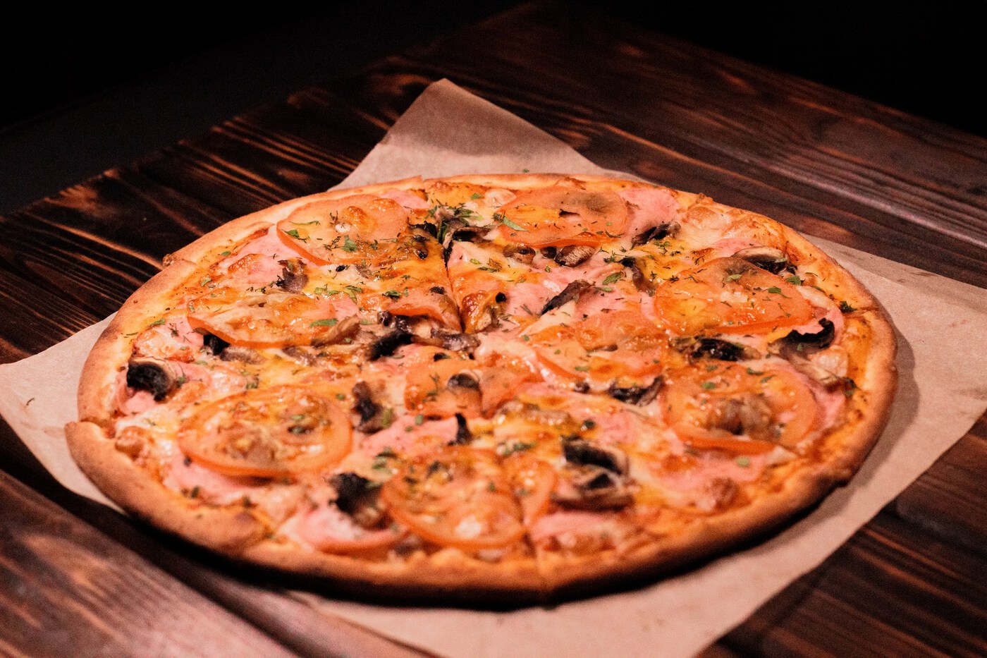 Пицца с ветчиной и грибами