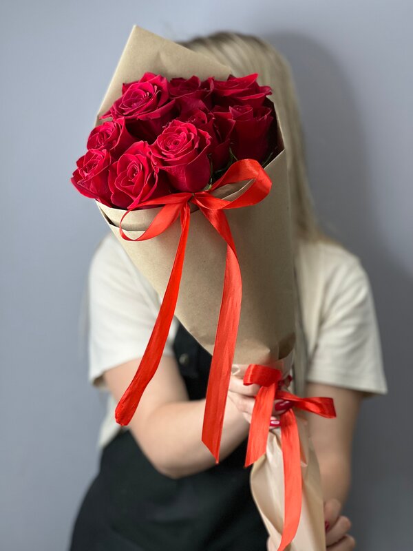 Букет из 9 голландских роз в крафте