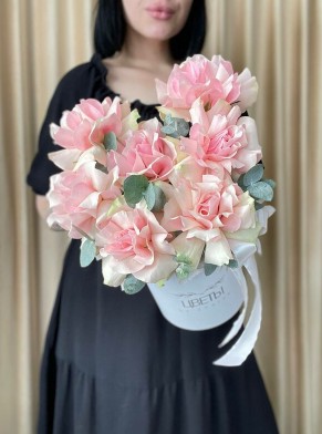 Французские розы нежных оттенков в цилиндре