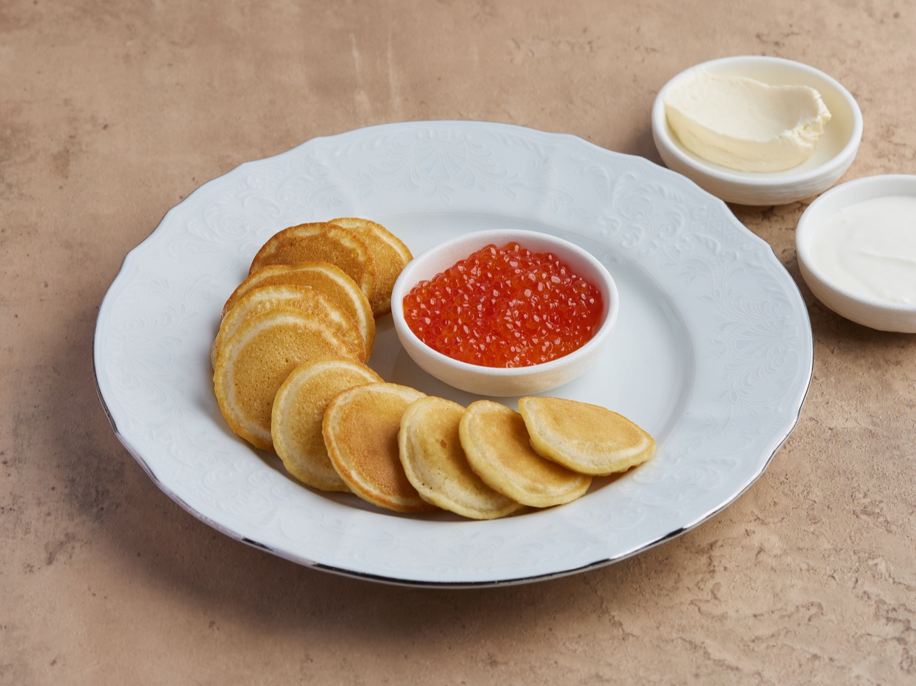 Оладьи с красной икрой и взбитым маслом