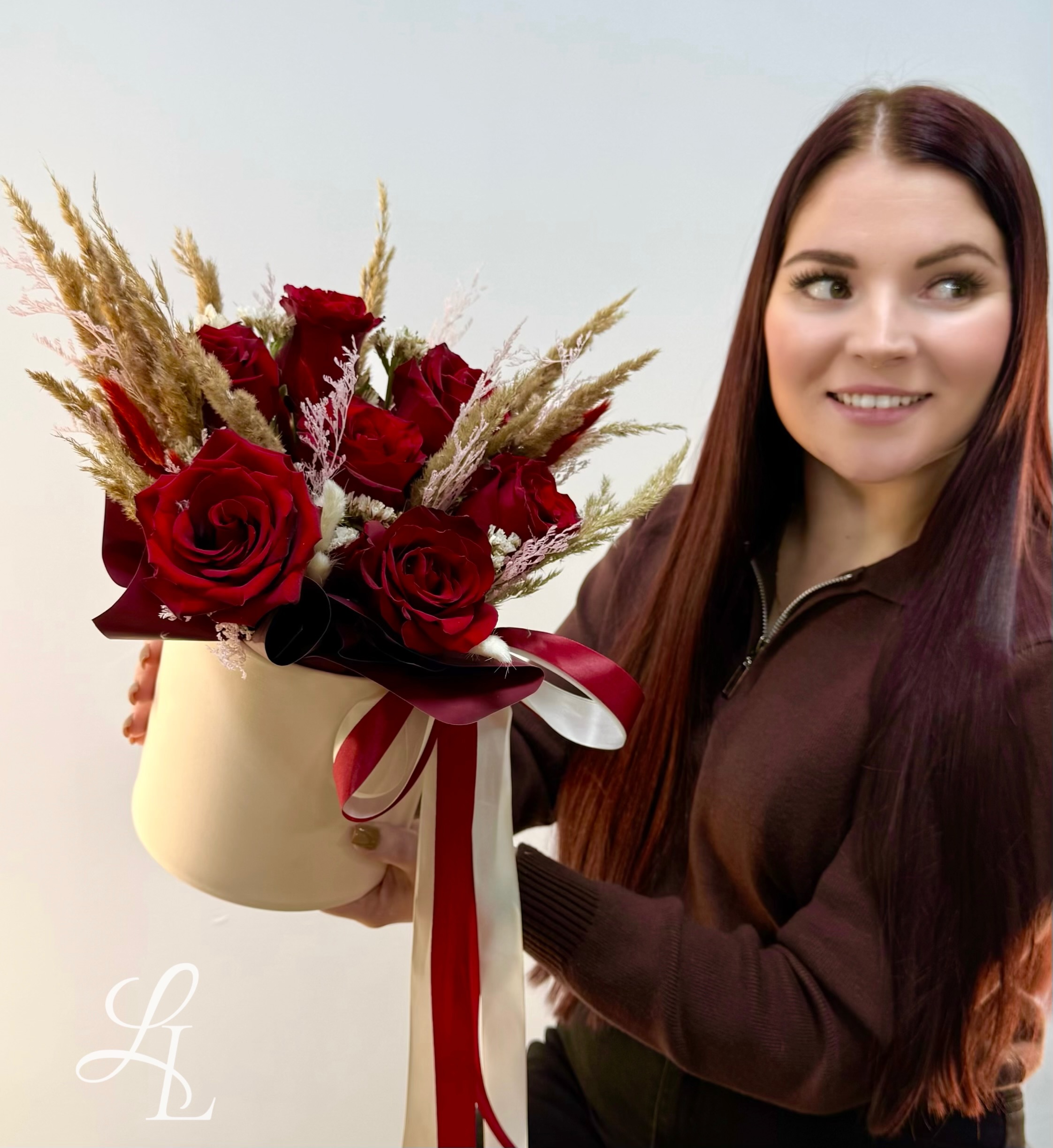 Розы с сухоцветами в коробке