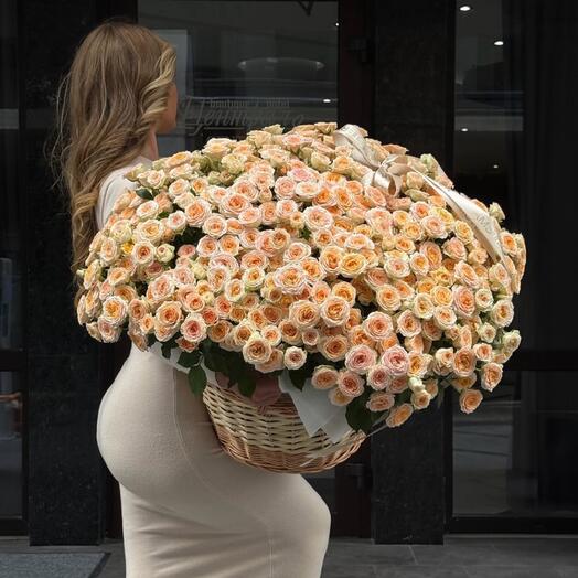 Кустовые розы в корзине Премиум исполнение