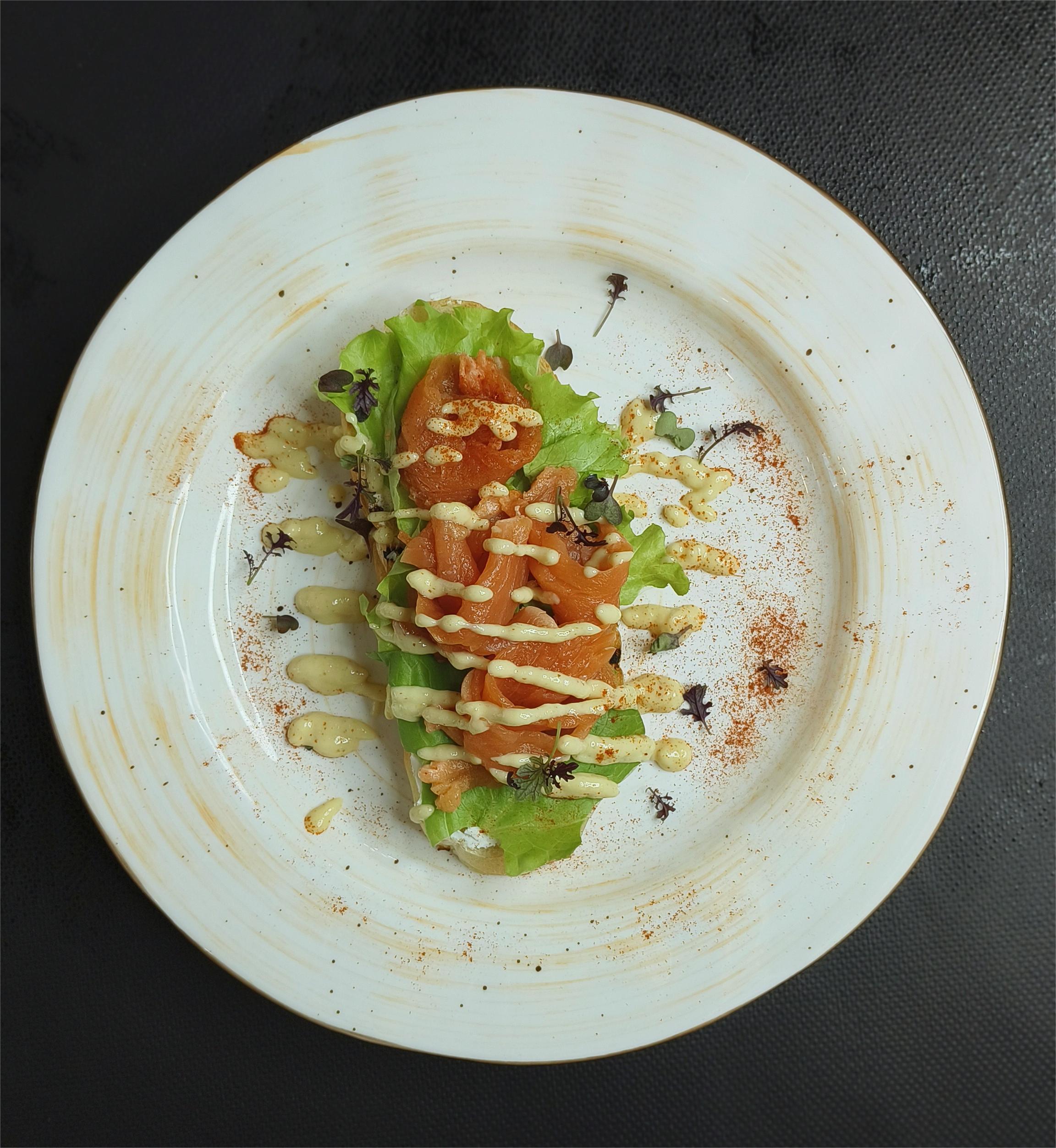 Брускетта с форелью