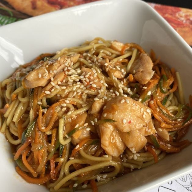 Wok с лососем