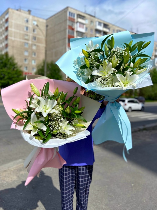 Букеты из лилий и гипсофилы