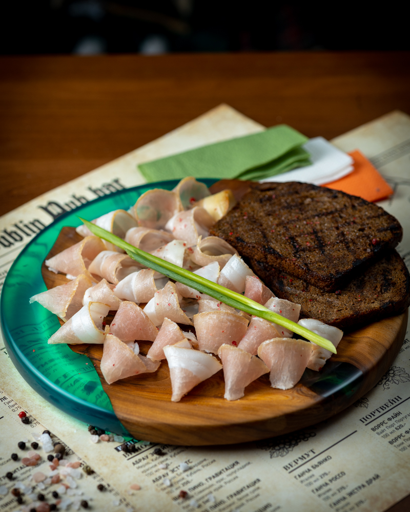 Сало с бородинским хлебом