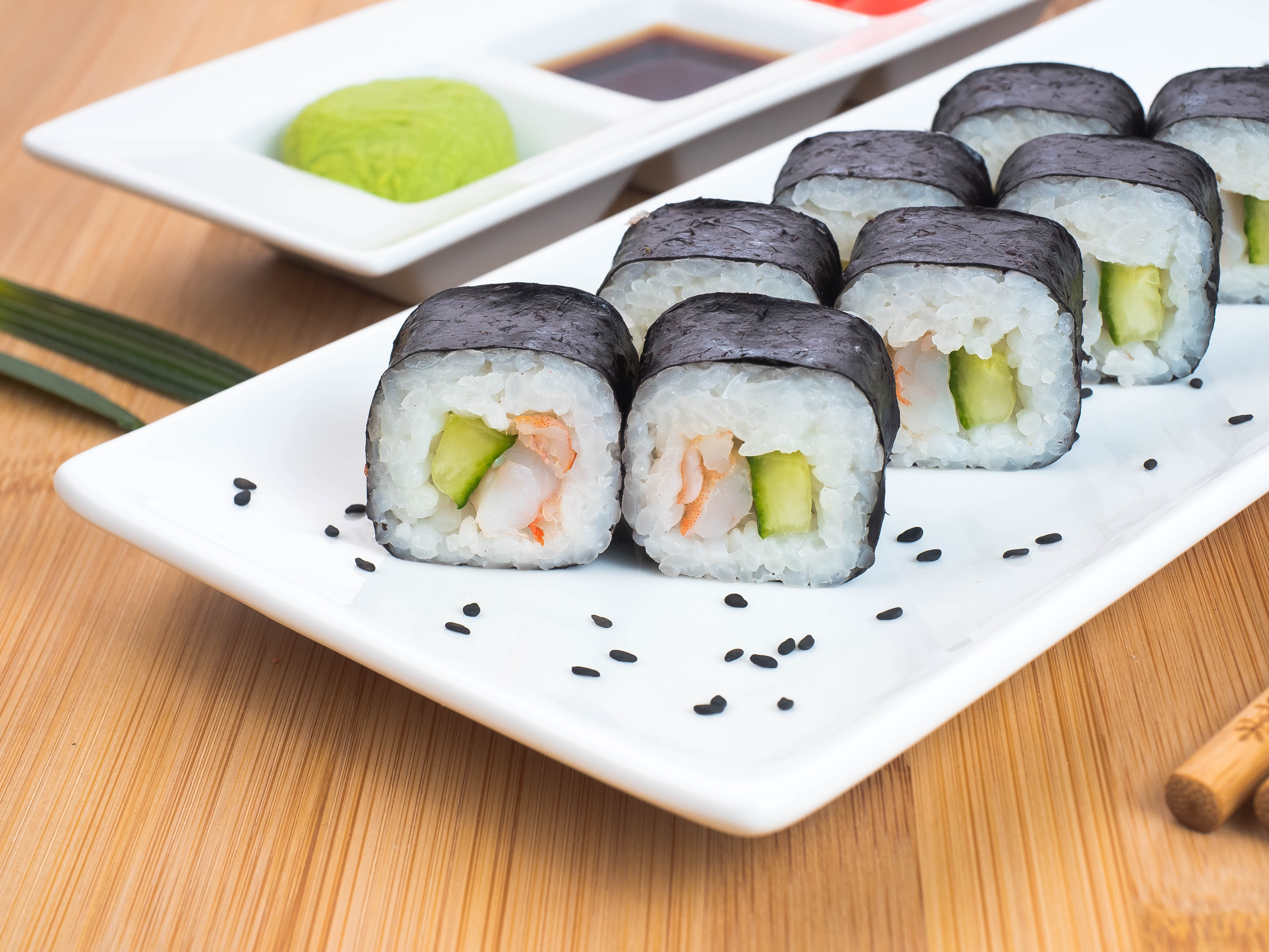 Ролл с креветкой и огурцом