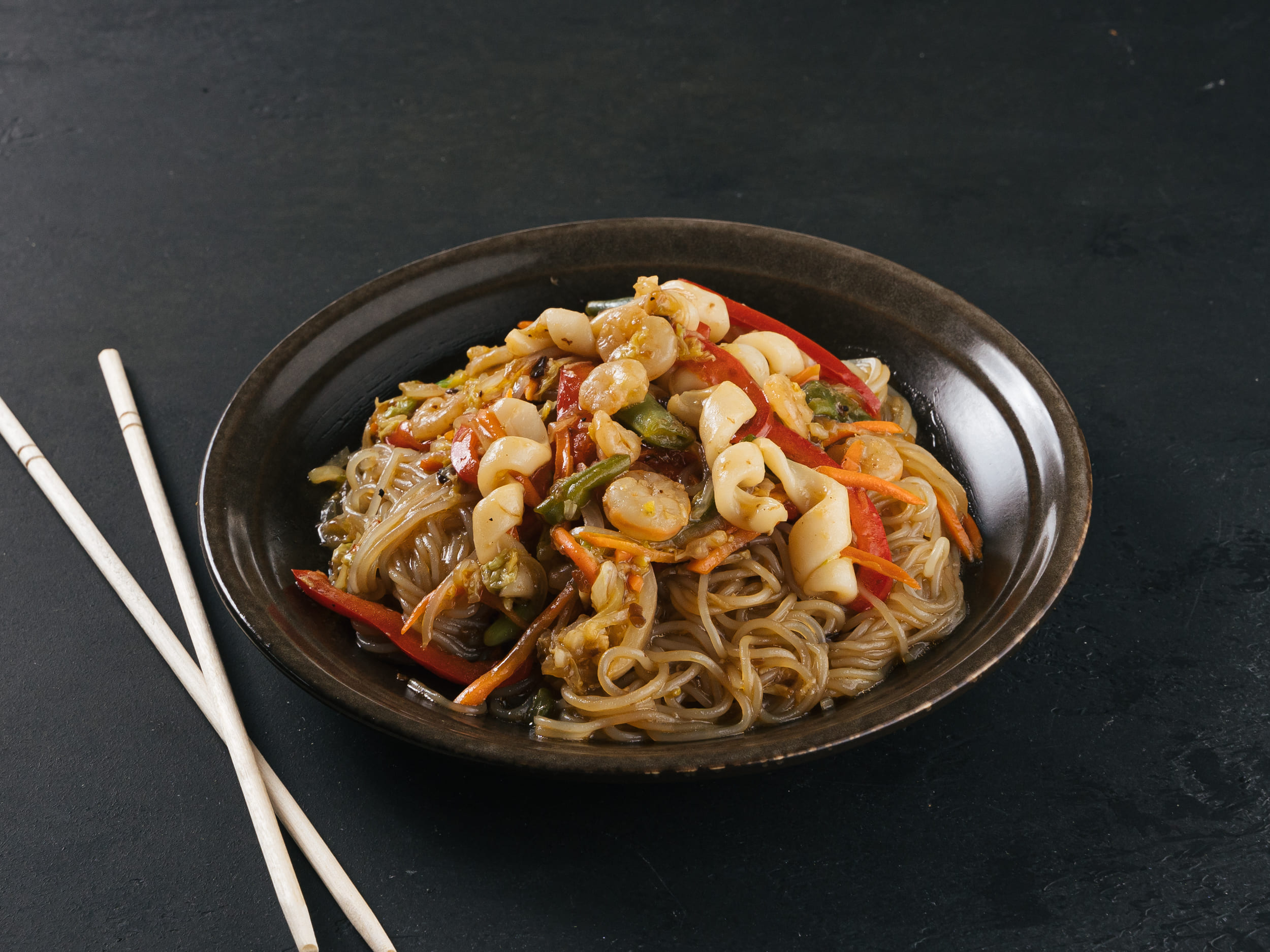 Wok с креветкой и кальмаром