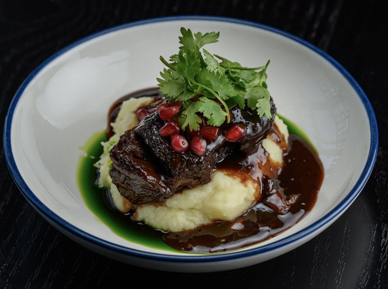 Телячьи щеки в гранатовом соусе с картофельным пюре