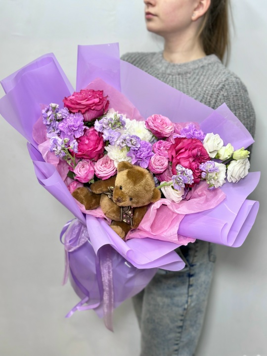 Букет с цветами и игрушкой