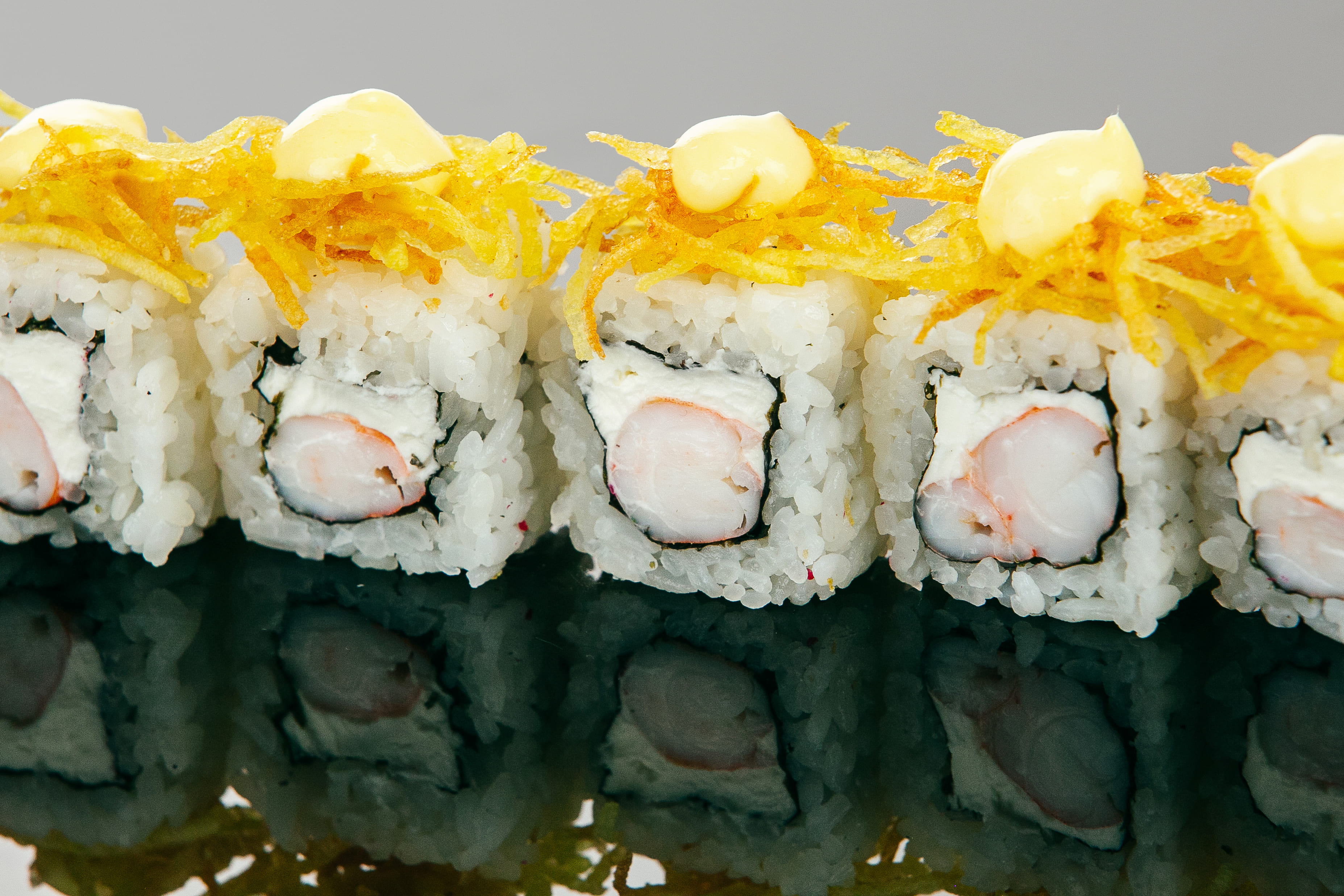 Ролл с креветкой и картофелем пай