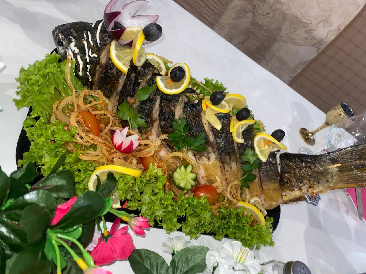 Карп, фаршированный икрой и капустой