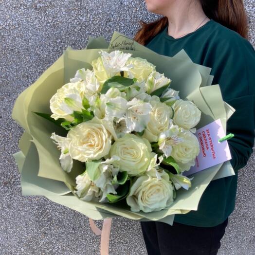 Розы белые мондиаль и белые альстромерии