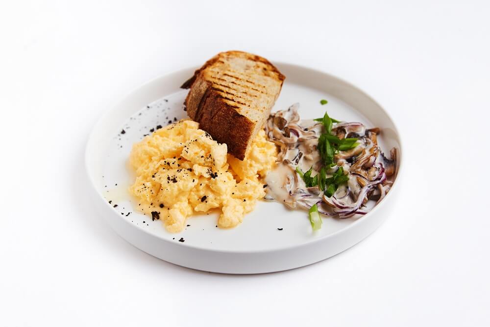 Скрембл с вешенками и шампиньонами