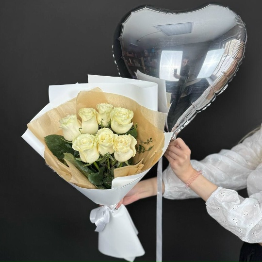 Комбо-набор: белые розы и шарик сердце