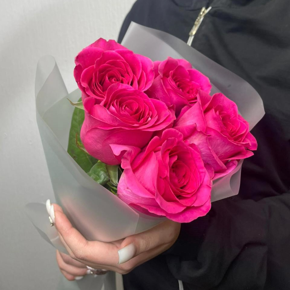 Комплимент из 5 роз Пинк Флойд