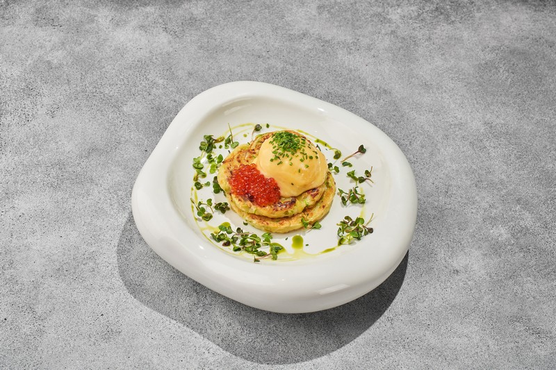 Драники из цукини с яйцом пашот и красной икрой
