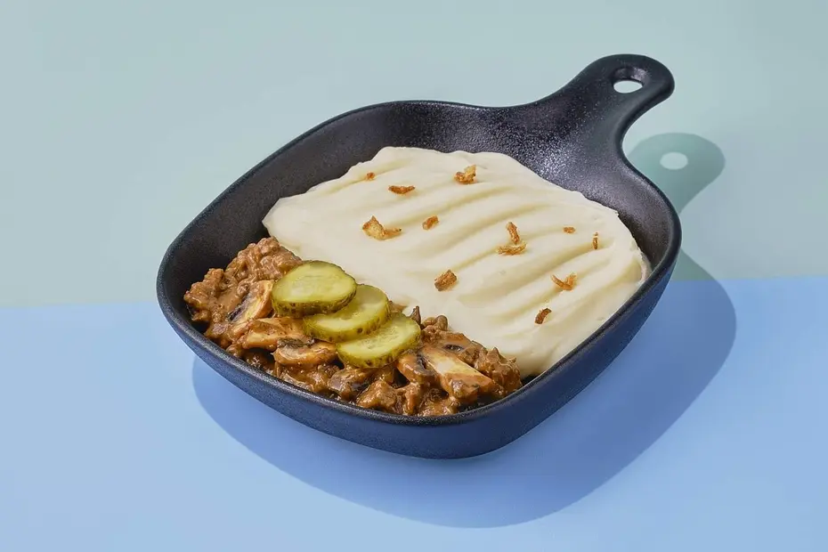 Бефстроганов с грибами и картофелем