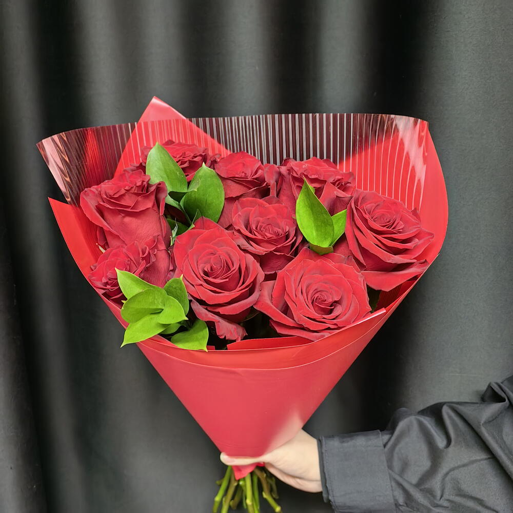 Букет из 9 красных роз с рускусом для мамы (код 436)