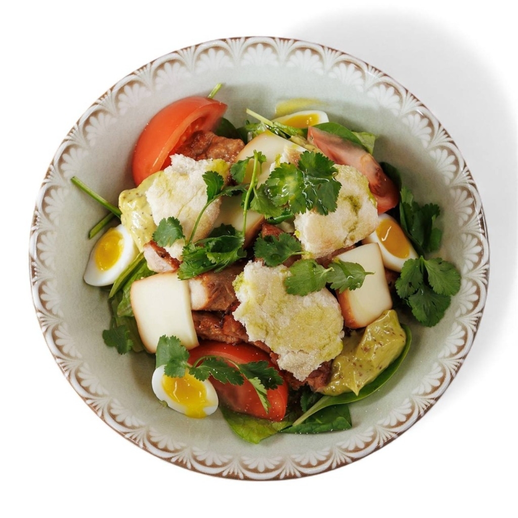 Цезаридзе с курицей, копченым сулугуни и гренками