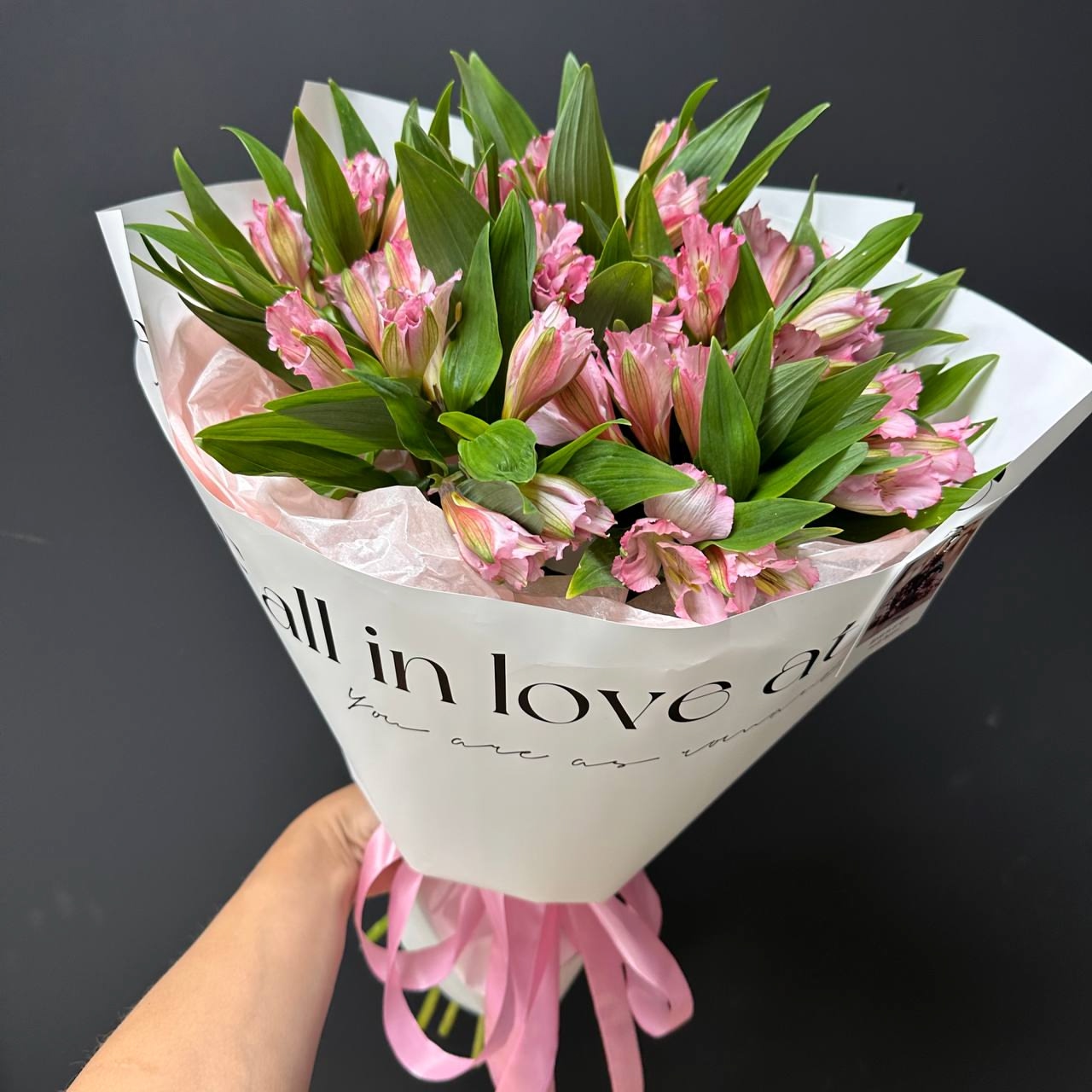 9 розовых альстромерий