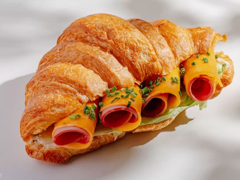 Круассан с ветчиной