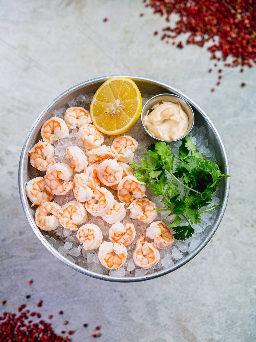 *Плато отварных  креветок на льду