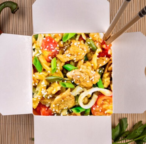 Wok по-тайски с курицей и лапшой удон