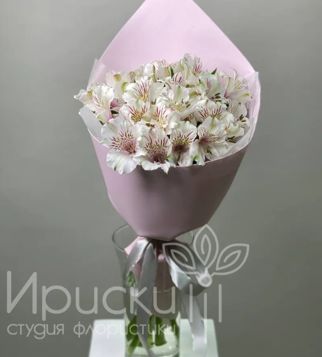 Букет из белых альстромерий