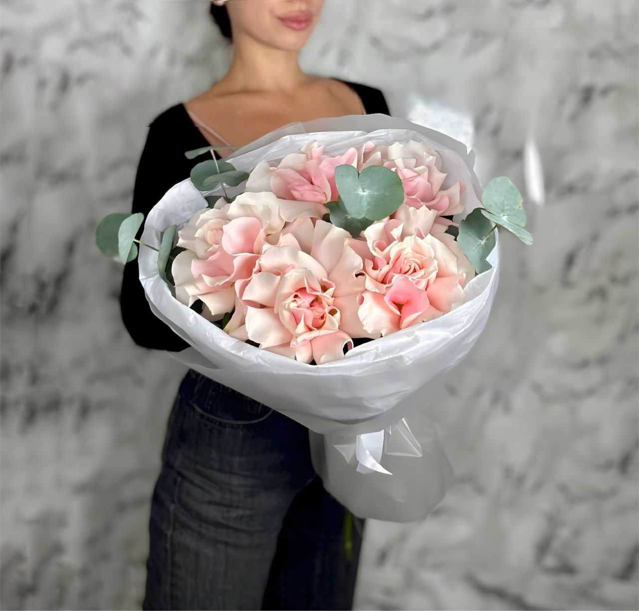 Французские розы Pink Mondial и эвкалипт